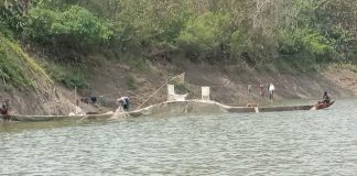 কাপ্তাই লেকে অবৈধভাবে মাছ