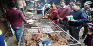 পাহাড়তলী বাজারে খুচরা মুরগির