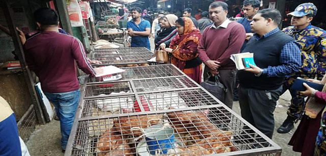 পাহাড়তলী বাজারে খুচরা মুরগির