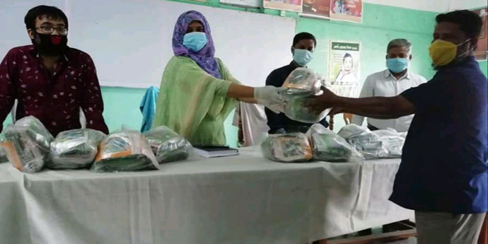 কৃষকের মাঝে নলছিটিতে সবজি