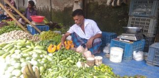 ক্রেতাশূন্য রাজশাহীর সবজি বাজার, ব্যবসায়ীর মাথায় হাত
