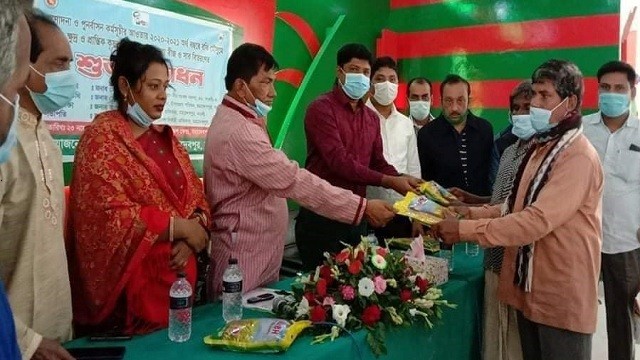 মহাদেবপুরে বিনামূল্যে সার ও বীজ বিতরণ