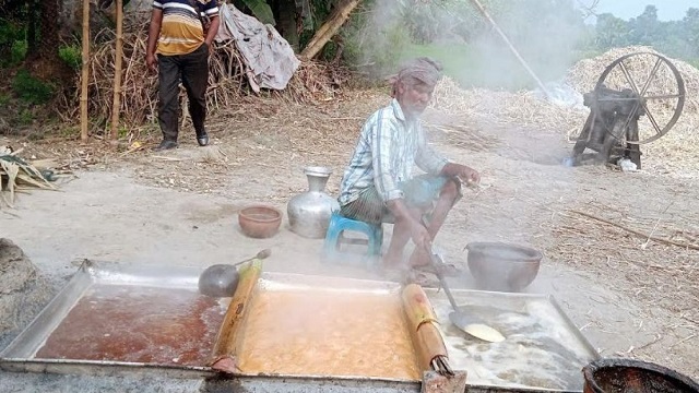  গোমতীর চরে আখের গুড় তৈরিতে ব্যস্ত সময় পার করছেন কুমিল্লার কৃষকেরা