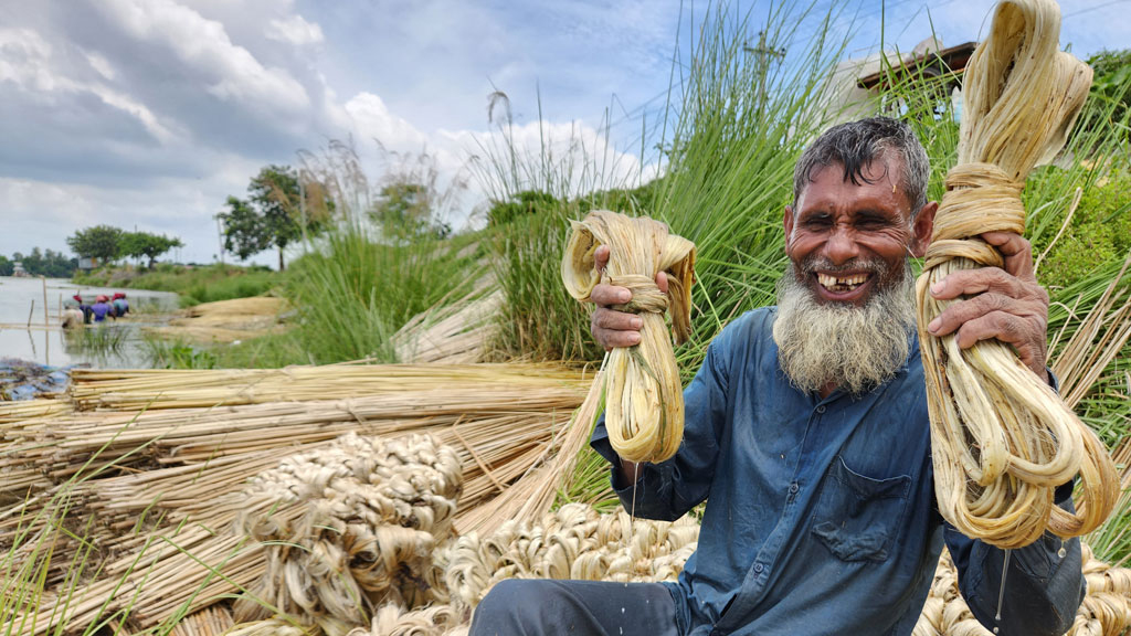 jute_fiber_washing_in_chalanbil_210723_07